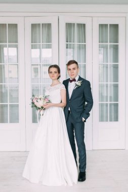 Güzel çift ayakta ve dans Studio. Avrupa tarzı güzel sanatlar düğün.