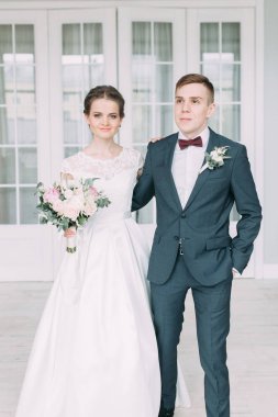 Güzel çift ayakta ve dans Studio. Avrupa tarzı güzel sanatlar düğün.