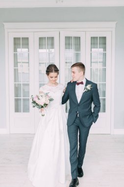 Güzel çift ayakta ve dans Studio. Avrupa tarzı güzel sanatlar düğün.