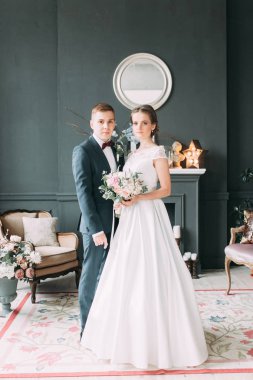 Güzel çift ayakta ve dans Studio. Avrupa tarzı güzel sanatlar düğün.