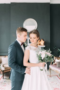 Güzel çift ayakta ve dans Studio. Avrupa tarzı güzel sanatlar düğün.