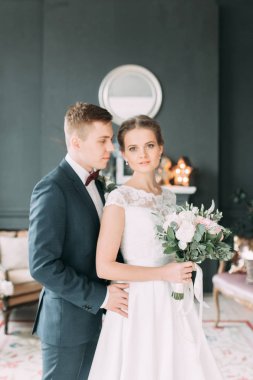 Güzel çift ayakta ve dans Studio. Avrupa tarzı güzel sanatlar düğün.