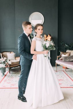 Güzel çift ayakta ve dans Studio. Avrupa tarzı güzel sanatlar düğün.