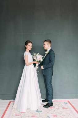 Güzel çift ayakta ve dans Studio. Avrupa tarzı güzel sanatlar düğün.