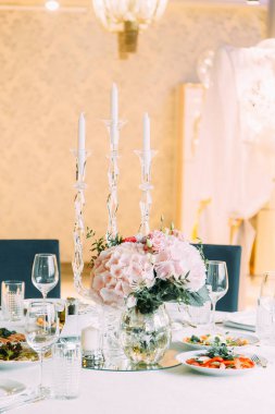 Düğün şenlikte masa dekor. Tören ve kemer düğün kayıt.