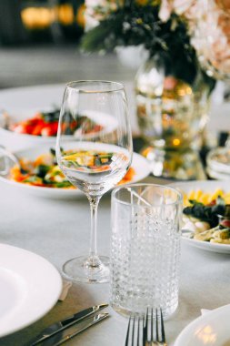 Düğün şenlikte masa dekor. Tören ve kemer düğün kayıt.