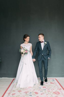 Güzel çift ayakta ve dans Studio. Avrupa tarzı güzel sanatlar düğün.