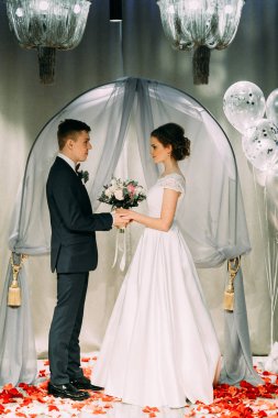 Güzel bir kemer ile düğün töreni. Halkalar ve gelenekleri düğün alışverişi.