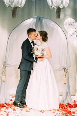 Güzel bir kemer ile düğün töreni. Halkalar ve gelenekleri düğün alışverişi.