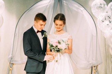 Güzel bir kemer ile düğün töreni. Halkalar ve gelenekleri düğün alışverişi.