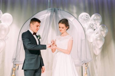 Güzel bir kemer ile düğün töreni. Halkalar ve gelenekleri düğün alışverişi.