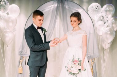 Güzel bir kemer ile düğün töreni. Halkalar ve gelenekleri düğün alışverişi.