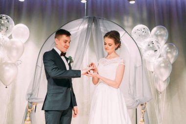 Güzel bir kemer ile düğün töreni. Halkalar ve gelenekleri düğün alışverişi.