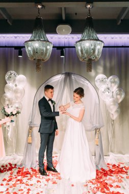 Güzel bir kemer ile düğün töreni. Halkalar ve gelenekleri düğün alışverişi.