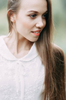 Güzel bir panoramik yerde Sabah gelin. Boudoir elbise ve kayalıklar kız.