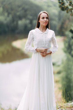 Güzel bir panoramik yerde Sabah gelin. Boudoir elbise ve kayalıklar kız.