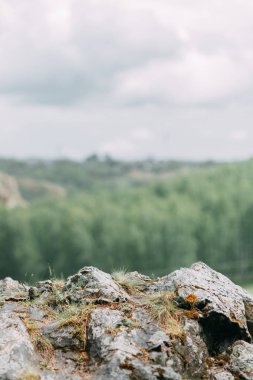 Nehir ve güzel uçuruma vurgun. Yaz doğa ve çizgiler taşlarla dokusuna.