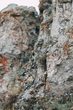 Nehir ve güzel uçuruma vurgun. Yaz doğa ve çizgiler taşlarla dokusuna.