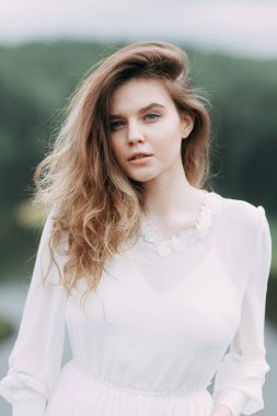 Beyaz elbiseli doğada Boudoir sabah gelin. Serisi kayalıklarla ve nehir üzerinde düğün virajlı.