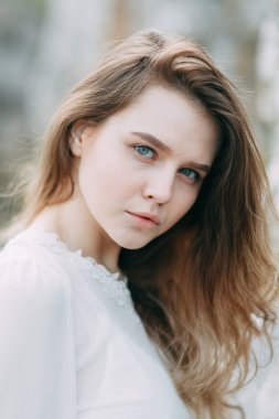 Beyaz elbiseli doğada Boudoir sabah gelin. Serisi kayalıklarla ve nehir üzerinde düğün virajlı.