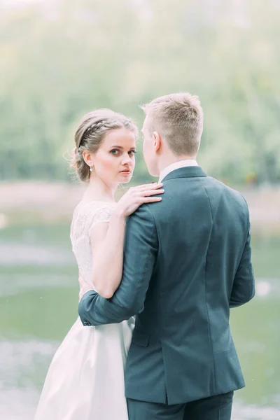 Beau Jeune Couple Dans Forêt Atmosphérique Mariage Dans Style Européen — Photo