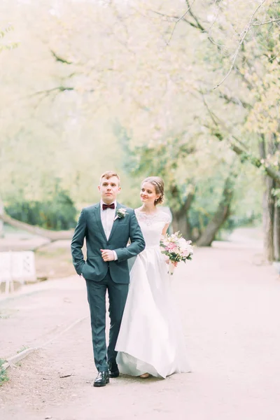 Bella Giovane Coppia Nella Foresta Atmosferica Matrimonio Nello Stile Europeo — Foto Stock