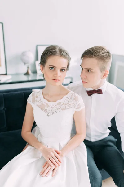 Pasangan Cantik Studio Duduk Dan Berpelukan Pernikahan Dalam Gaya Eropa — Stok Foto
