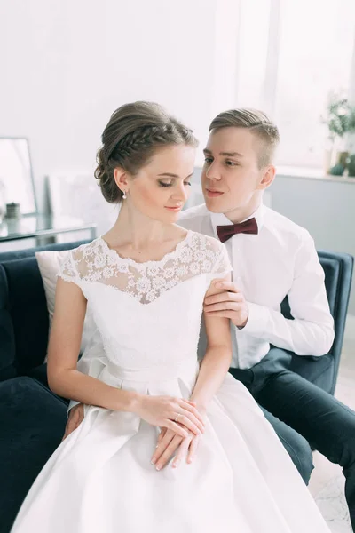 Belo Casal Estúdio Sentado Abraçando Casamento Estilo Europeu Arte Fina — Fotografia de Stock