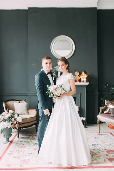 Hermosa Pareja Estudio Pie Bailando Boda Estilo Europeo Bellas Artes —  Fotos de Stock