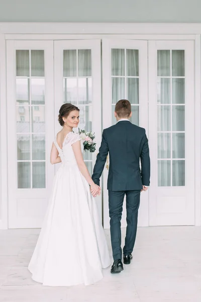 Hermosa Pareja Estudio Pie Bailando Boda Estilo Europeo Bellas Artes —  Fotos de Stock