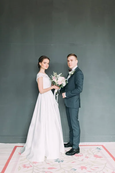 Hermosa Pareja Estudio Pie Bailando Boda Estilo Europeo Bellas Artes —  Fotos de Stock