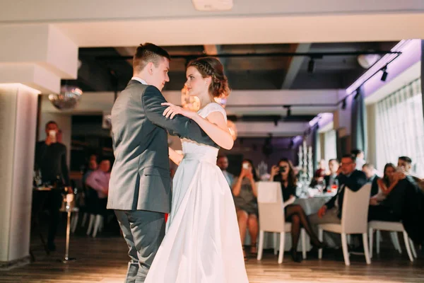 Primeira Dança Jovem Casal Tradições Casamento Estilo Europeu — Fotografia de Stock