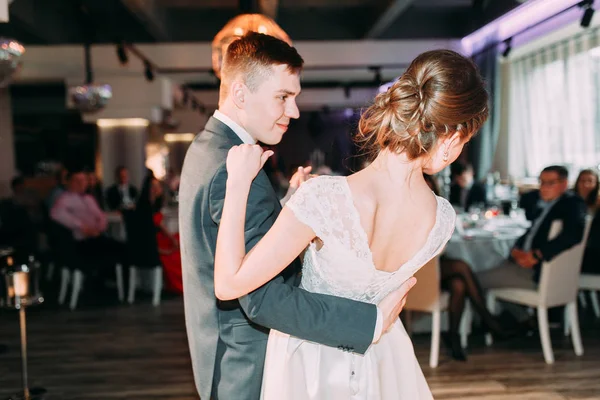 Первый Танец Молодой Пары Свадебные Традиции Европейском Стиле — стоковое фото