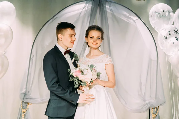 Ceremonia Boda Con Hermoso Arco Intercambio Anillos Tradiciones Boda — Foto de Stock