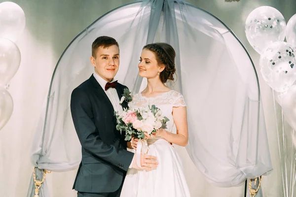 Cerimônia Casamento Com Belo Arco Troca Anéis Tradições Casamento — Fotografia de Stock