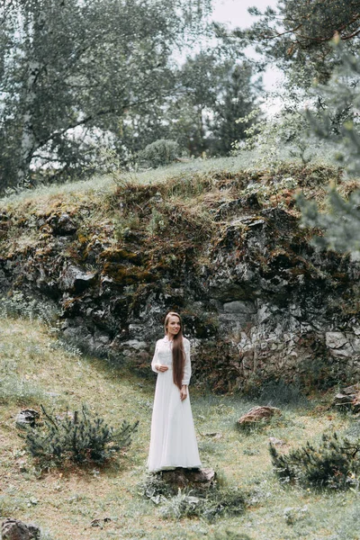 Novia Mañana Una Hermosa Ubicación Panorámica Chica Vestido Tocador Acantilados —  Fotos de Stock