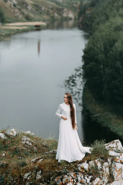 Noiva Manhã Uma Bela Localização Panorâmica Menina Vestido Boudoir Falésias — Fotografia de Stock