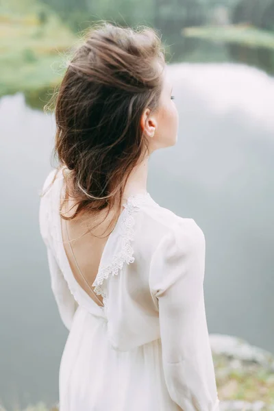 布道尔早晨新娘在自然的白色礼服 悬崖和河弯的婚礼系列 — 图库照片