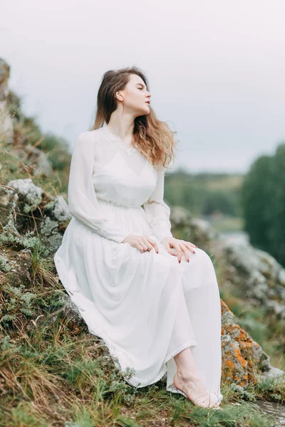 Boudoir Novia Mañana Naturaleza Vestido Blanco Serie Bodas Acantilados Curvas —  Fotos de Stock