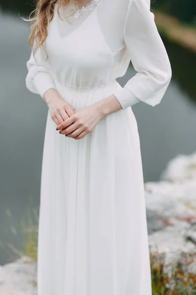 Beyaz Elbiseli Doğada Boudoir Sabah Gelin Serisi Kayalıklarla Nehir Üzerinde — Stok fotoğraf