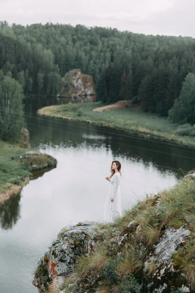 Boudoir Novia Mañana Naturaleza Vestido Blanco Serie Bodas Acantilados Curvas —  Fotos de Stock