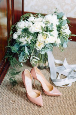 Düğün kemer dekor çiçekli. Gelin Buketi otel ayakkabı ile.