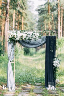 Düğün kemer dekor çiçekli. Gelin Buketi otel ayakkabı ile.