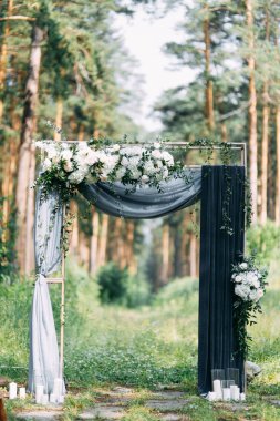 Düğün kemer dekor çiçekli. Gelin Buketi otel ayakkabı ile.