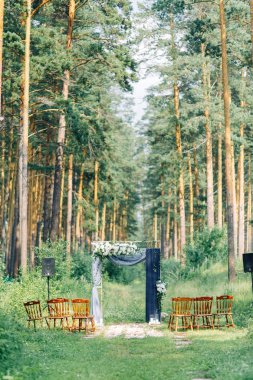 Düğün kemer dekor çiçekli. Gelin Buketi otel ayakkabı ile.
