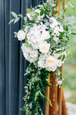 Düğün kemer dekor çiçekli. Gelin Buketi otel ayakkabı ile.