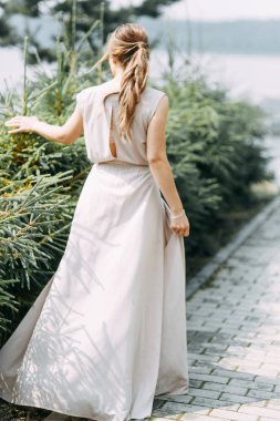 Boudoir Fotoğraf çekimi bir buket ile parkta gelinin. Uçan bir elbise ve gölün güzel bir kız.