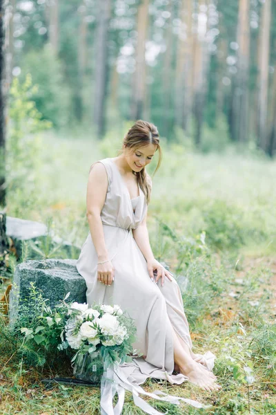 Boudoir Photo Shoot Bride Woods Bouquet Flying Dress Beautiful Girl — Stockfoto