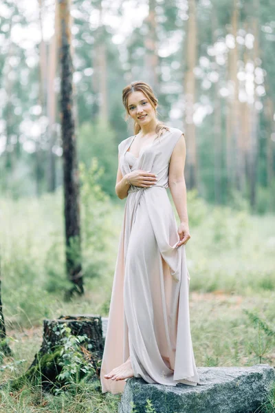 Séance Photo Boudoir Mariée Dans Les Bois Avec Bouquet Robe — Photo