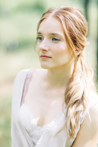 Boudoir Fotoshooting Der Braut Wald Mit Einem Strauß Fliegendes Kleid — Stockfoto